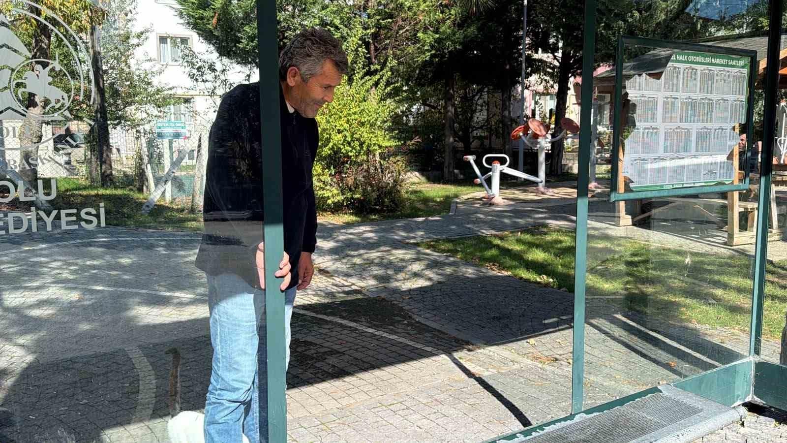 Bolu’da şehir magandaları otobüs durağının camını kırdı