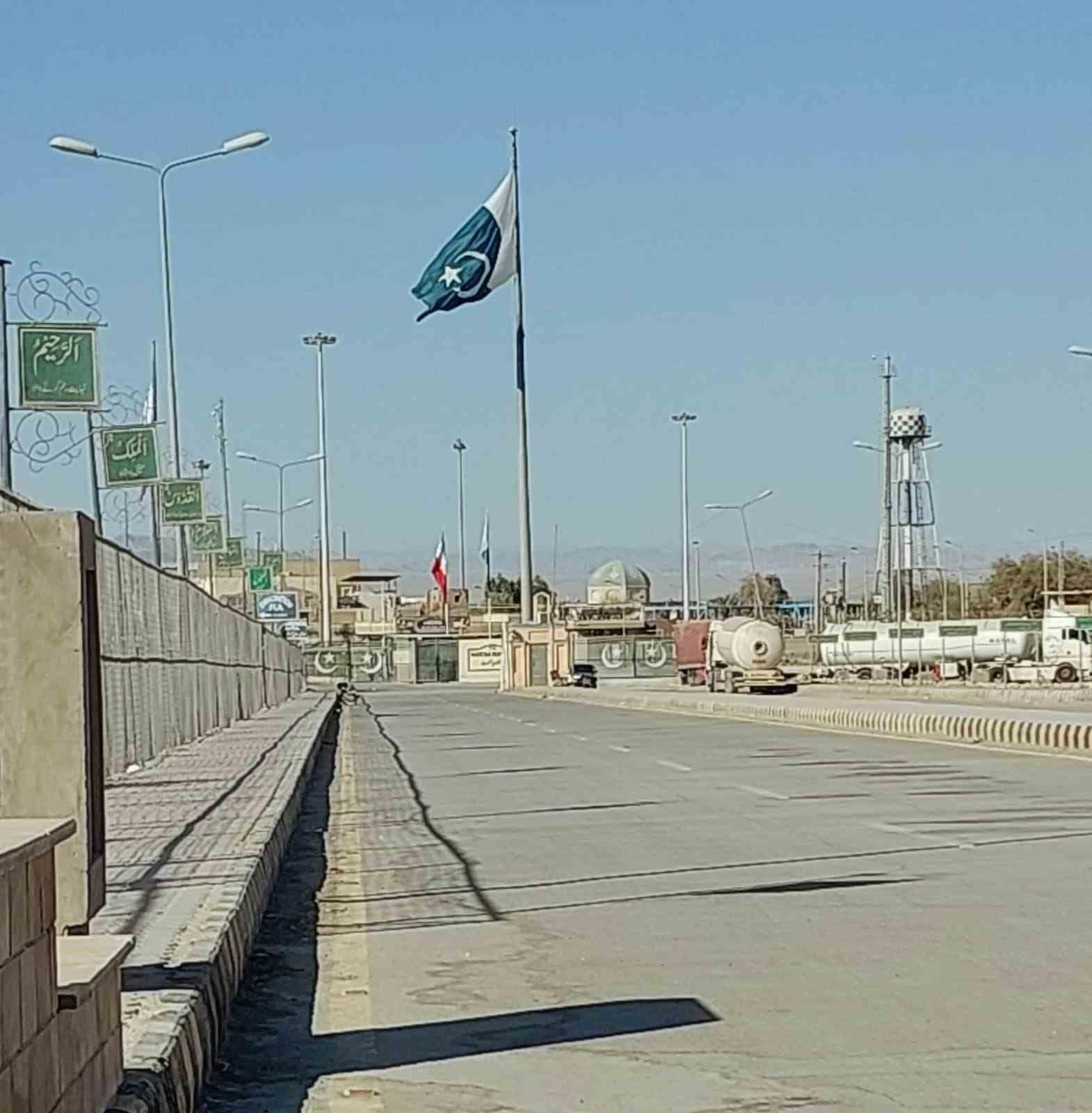 Pakistan güvenlik gerekçesiyle İran ile iki sınır kapısında ticareti durdurdu