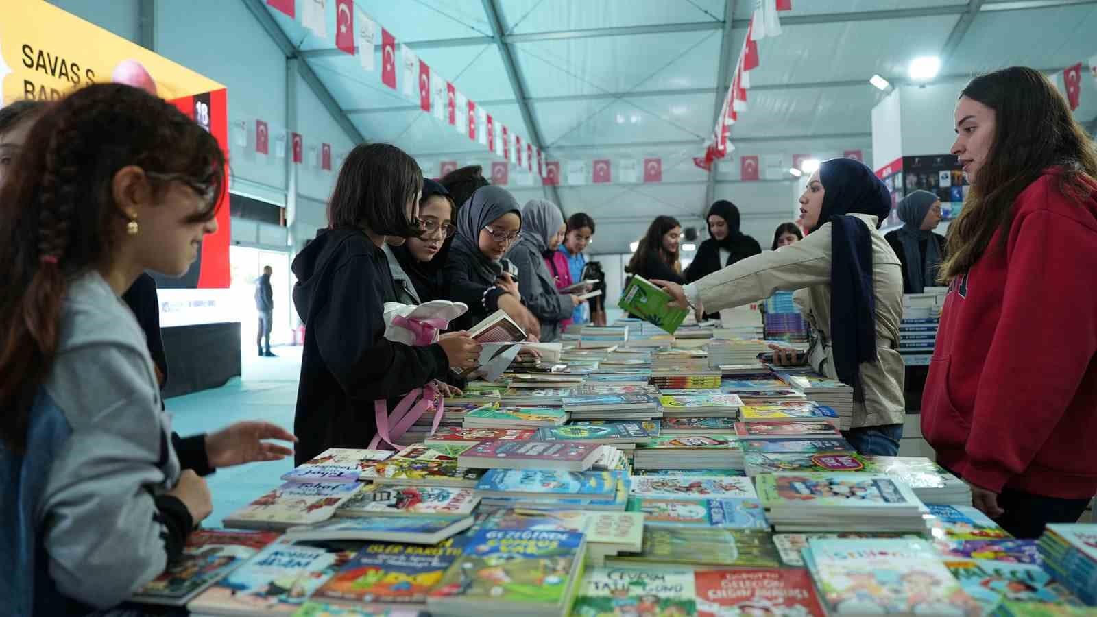 Kahramanmaraş Kitap Fuarı öğrencilerle renkleniyor