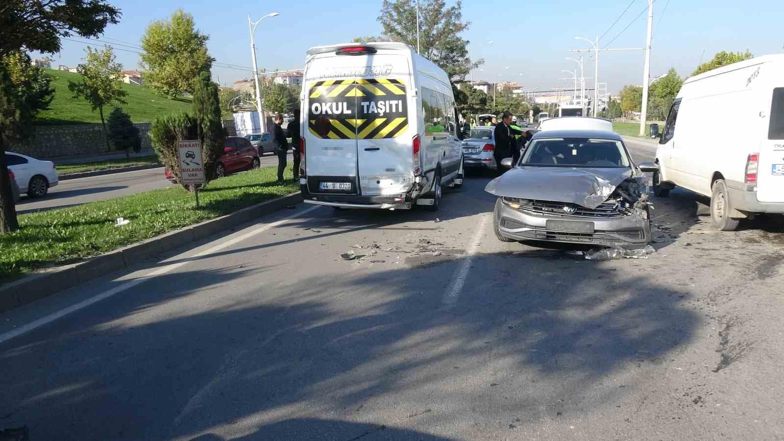 Malatya’da 6 aracın karıştığı kazada 3 kişi yaralandı