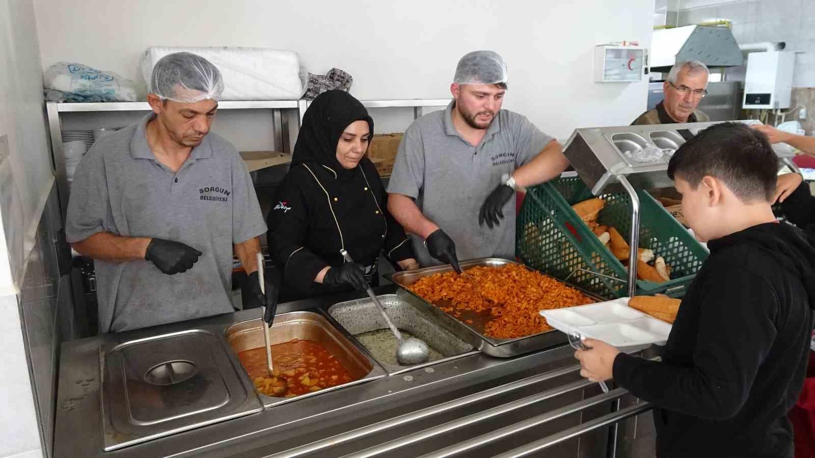 Sorgun’da aşevi hizmeti hem yaşlıların hem öğrencilerin yüzünü güldürüyor