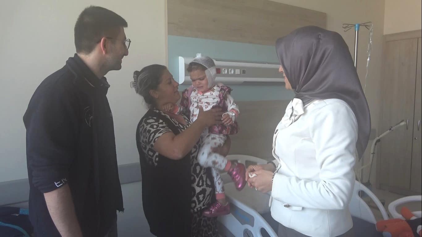 Kütahya’da ilk kez 2 buçuk yaşındaki bir çocuğa biyonik kulak ameliyatı yapıldı