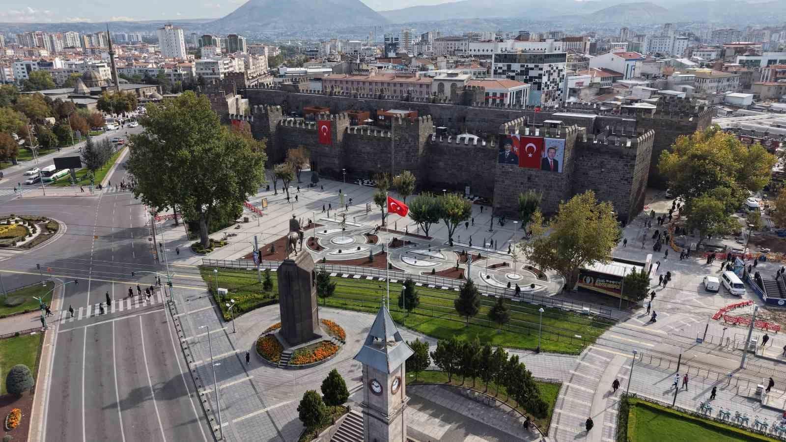 Cumhuriyet Meydanı’nın çehresi değişiyor
