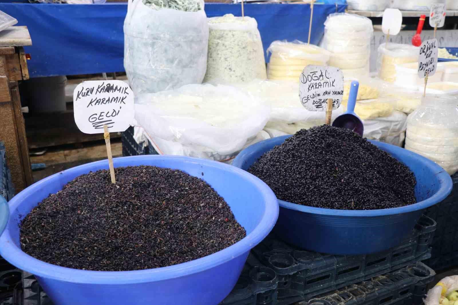 Birçok derde deva karamuk meyvesi tezgahlardaki yerini aldı