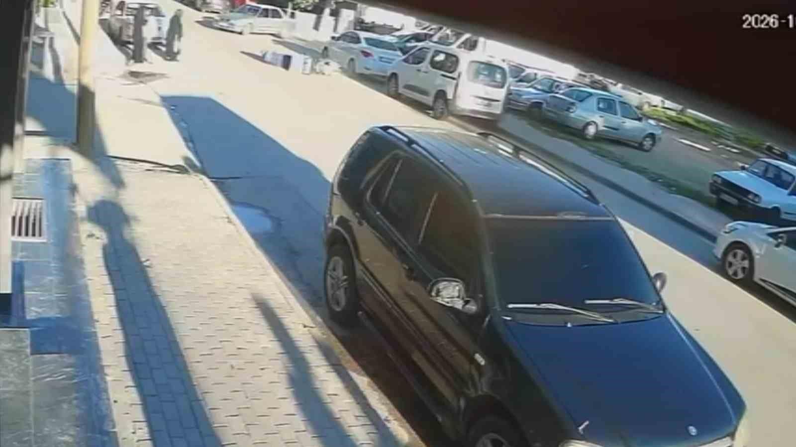 Devrilen motokurye metrelerce sürüklenip otomobile çarptı: O anlar kamerada
