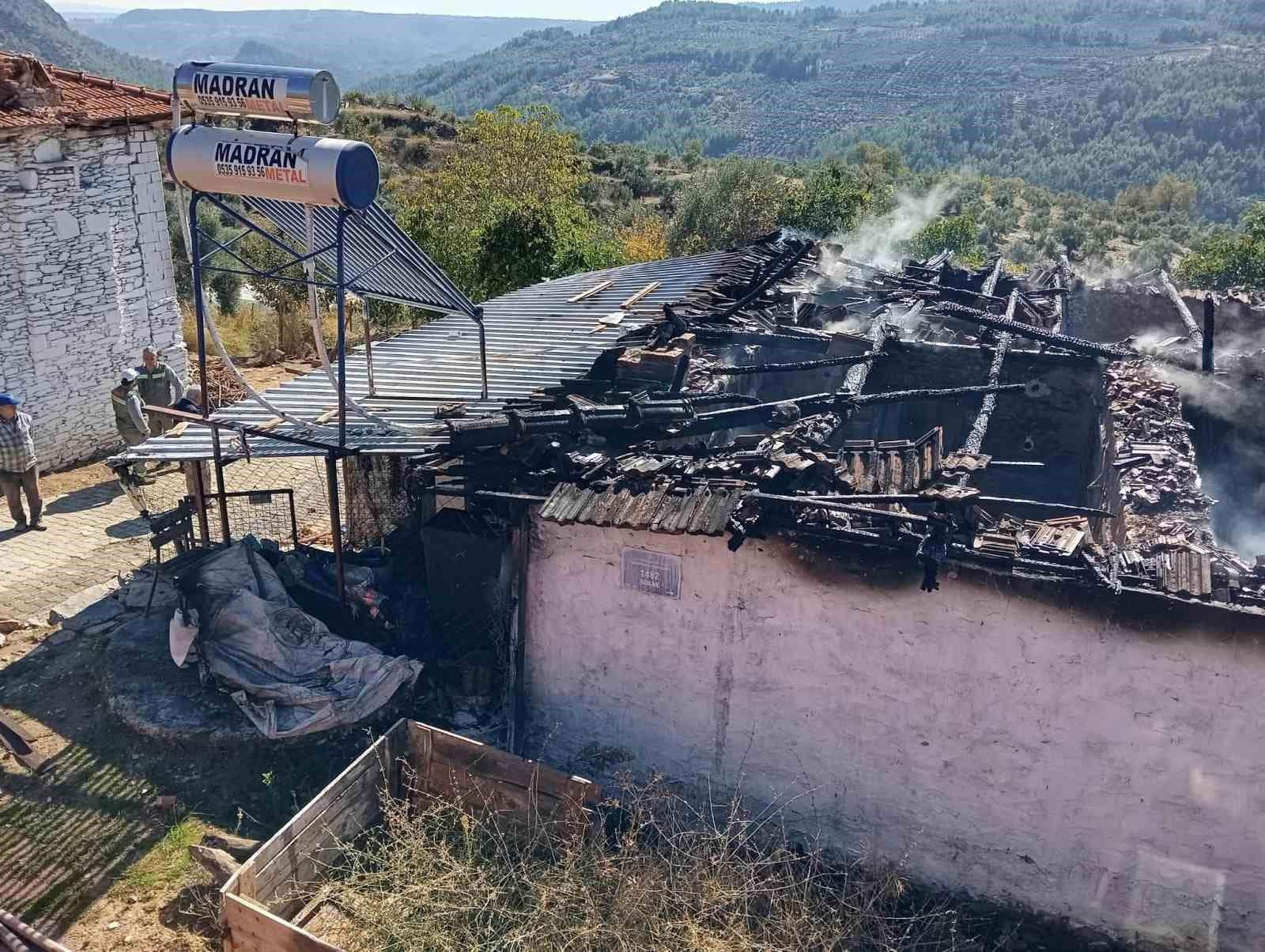 Aydın’da çıkan yangında bir ev küle döndü