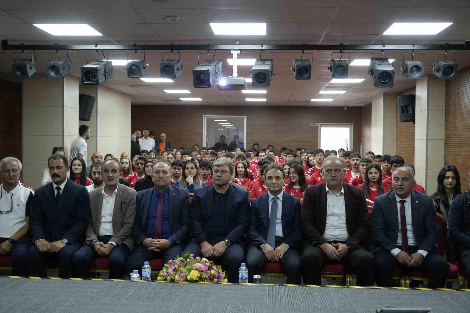 Ertuğrul Sağlam’dan gençlere ahlak ve başarı tavsiyesi
