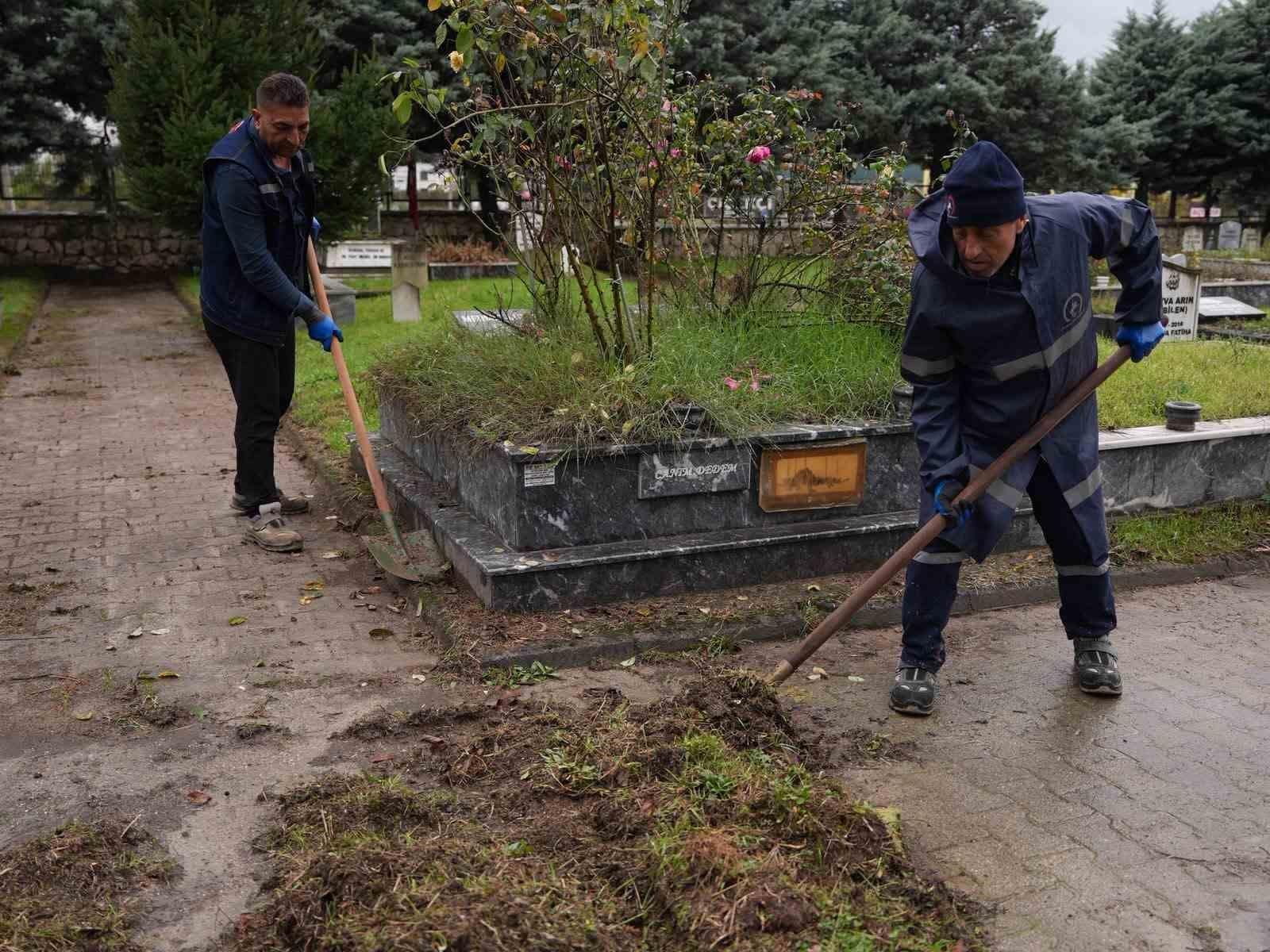 Düzce’de mezarlıklarda bakım ve temizlik çalışmaları sürüyor