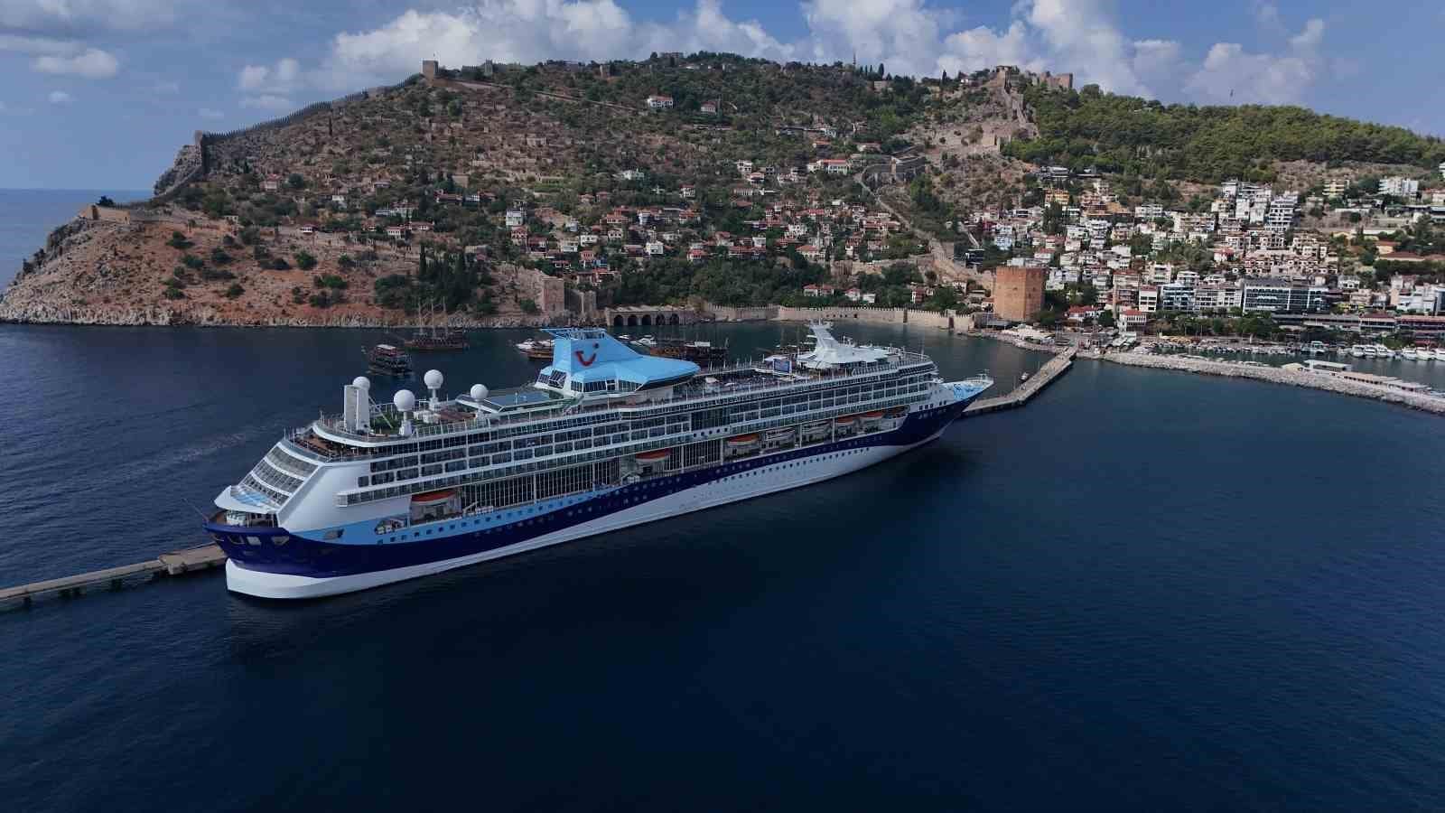 Alanya’ya 2026 yılında 10 kruvaziyerlerle 12 bin 876 turist geldi