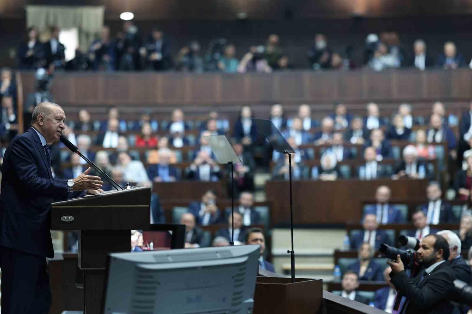 Cumhurbaşkanı Recep Tayyip Erdoğan: "(Fon tartışmaları) Milletin malına el uzatmak ne kadar büyük bir suçsa, aynı şekilde namuslu insanlara mesnetsiz şekilde yolsuzluk ithamında bulunmak da o kadar büyük bir suçtur."