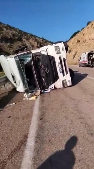 Kilis’te devrilen tırın sürücüsü yaralandı