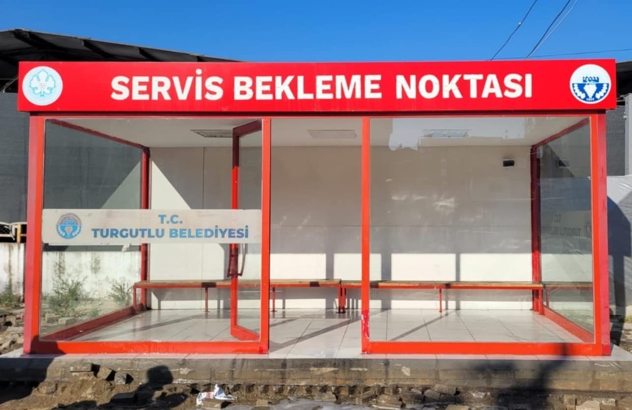 Turgutlu’daki servis durakları temizlenirken vatandaşlara da çağrıda bulunuldu
