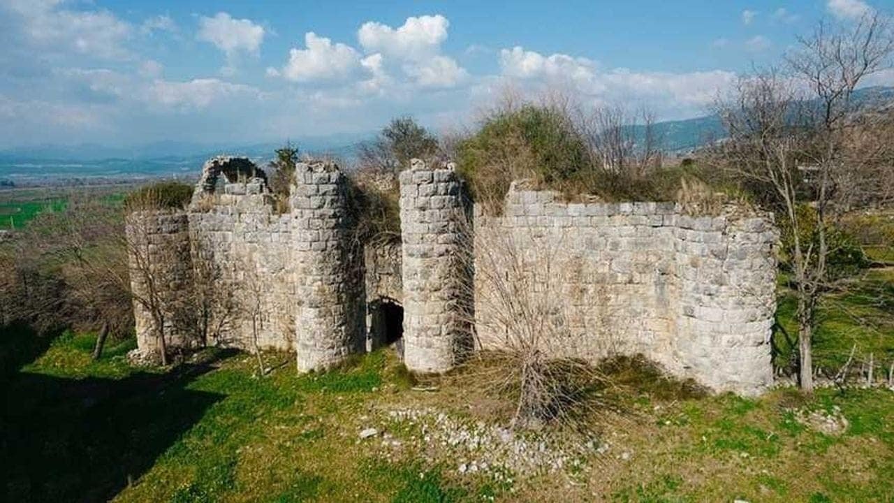 Tarihi Anacık Kalesi zamana direniyor