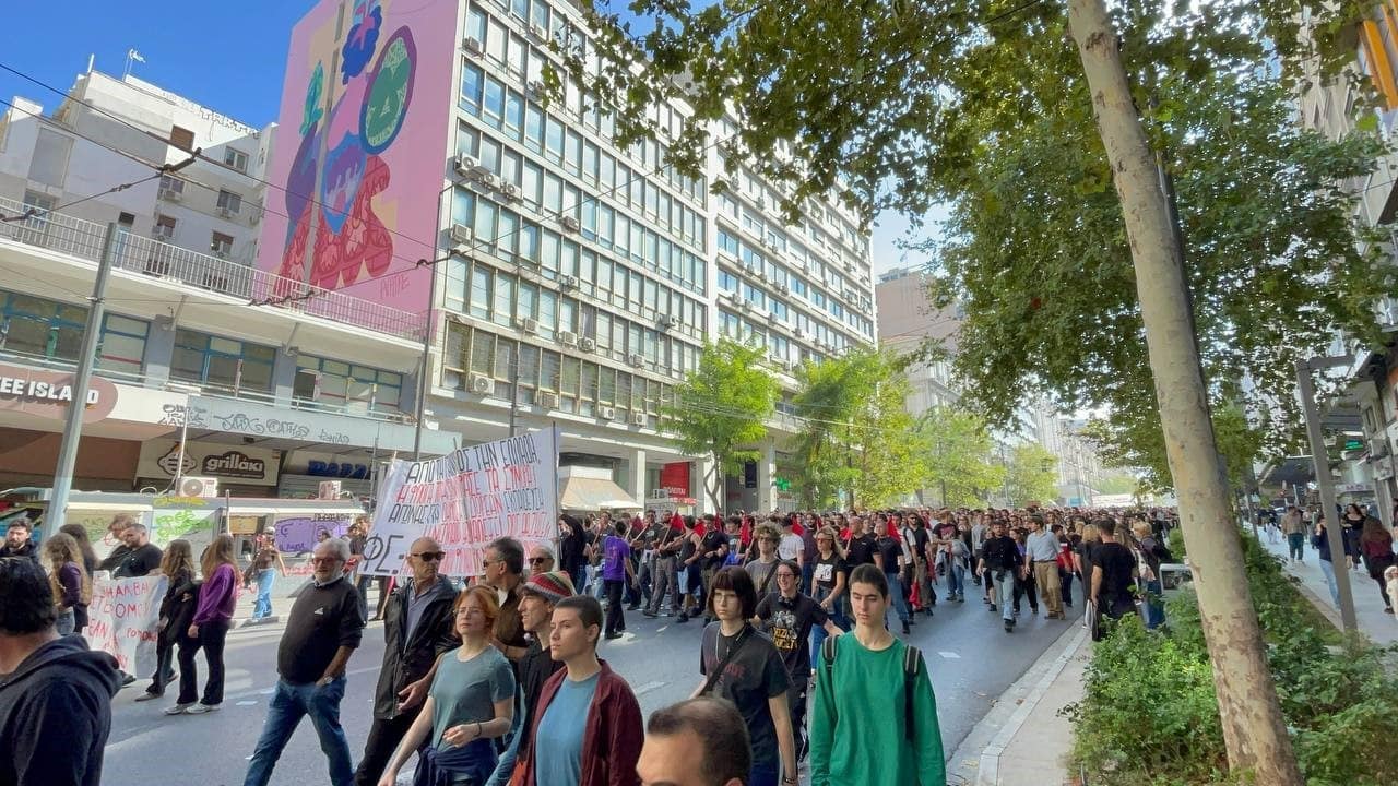 Atina’da 10 binden fazla öğrenci ve öğretmen eğitim sistemindeki kronik sorunlara karşı yürüdü