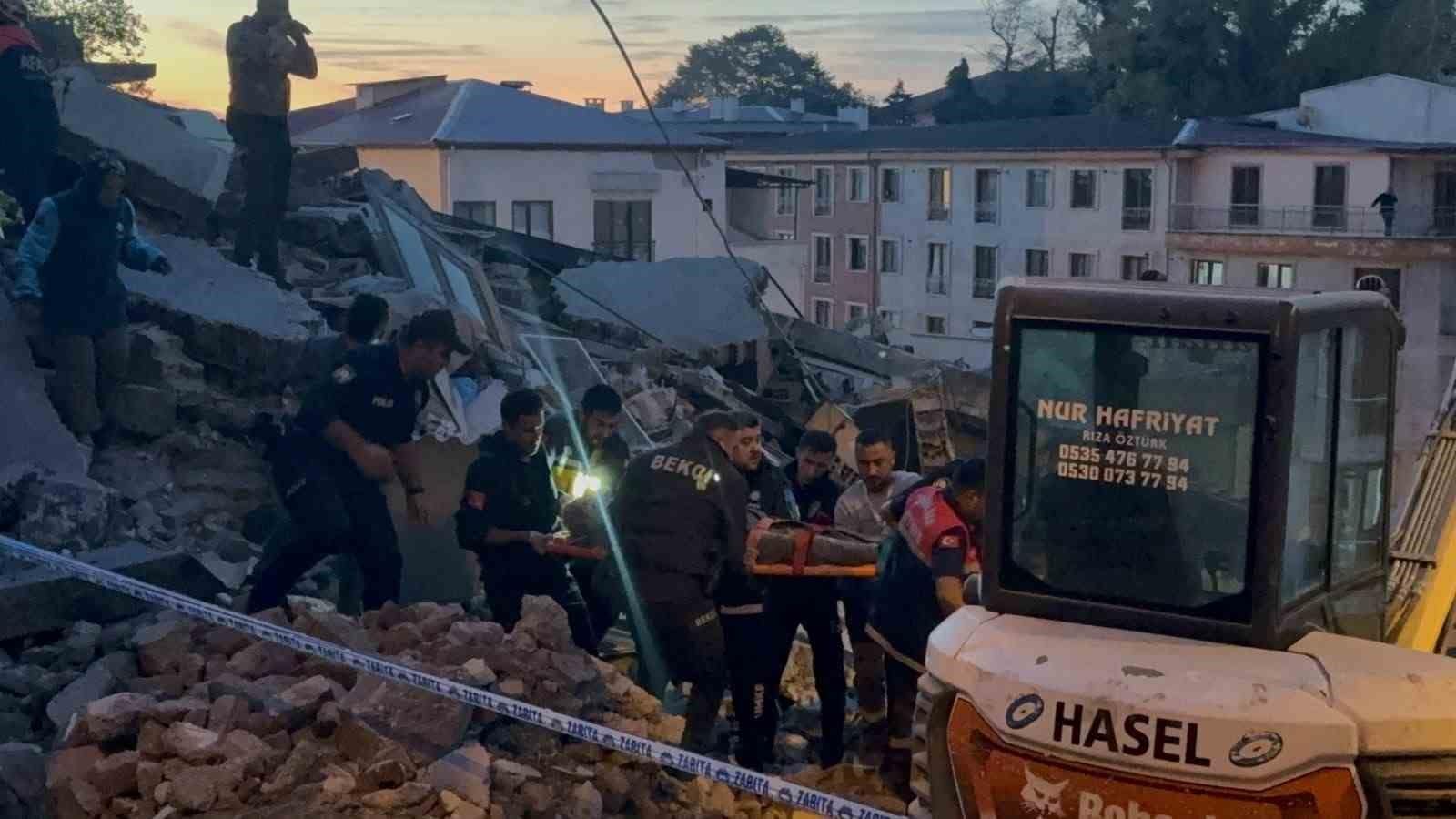 Zonguldak’ta 3 katlı bina çöktü: 1 kişi kurtarıldı, enkaz altındaki kişiyi kurtarma çalışmaları sürüyor