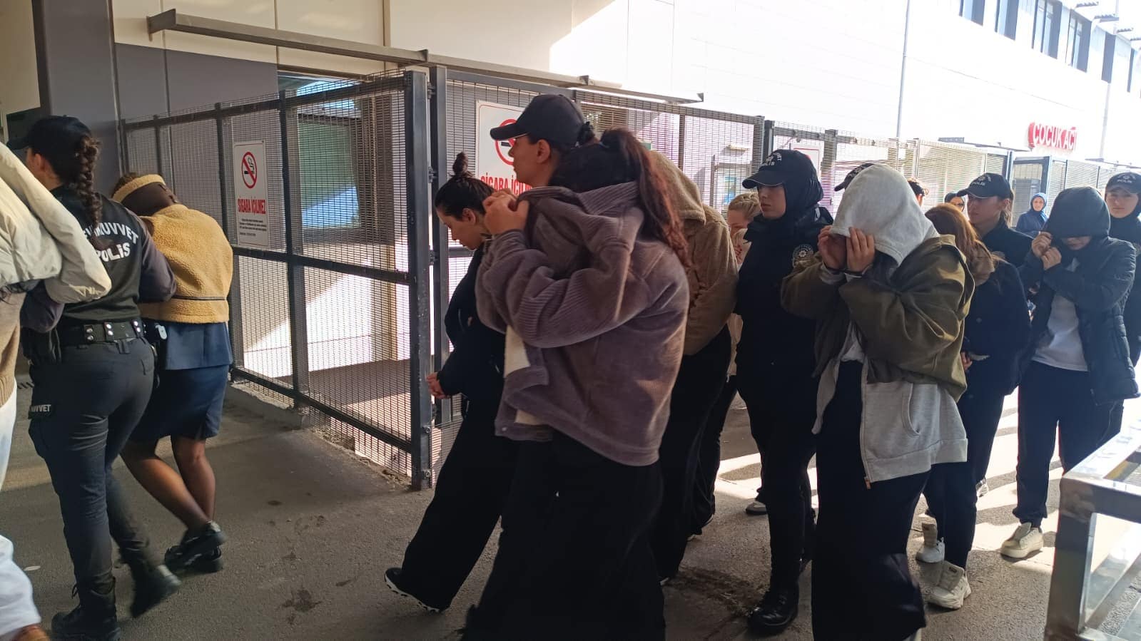 Yasa dışı üreme ticareti operasyonunda gözaltına alınan 44 şüpheli sağlık kontrolünden geçirildi