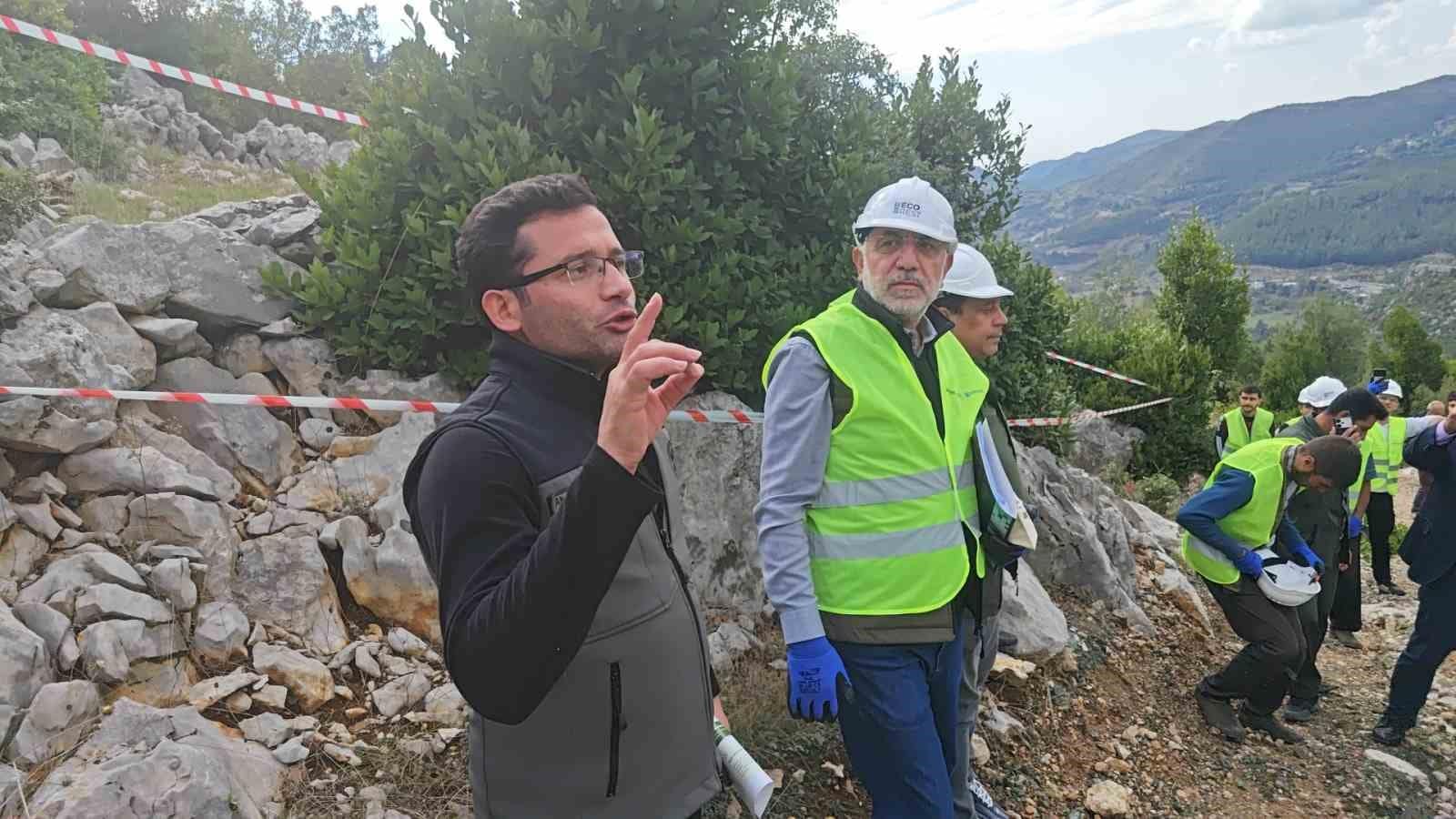 Kilosu 3 liradan toplanıyor, işlenince 10 bin lira oluyor: Andırın’da ’yeşil altın’ defne hamlesi
