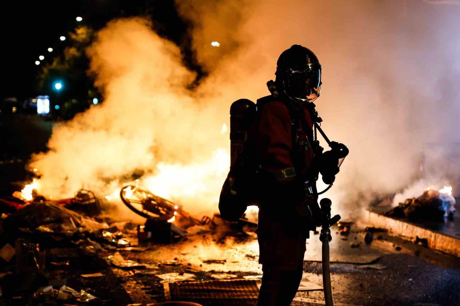 Fransa’da birçok kentte gösteri yasağı