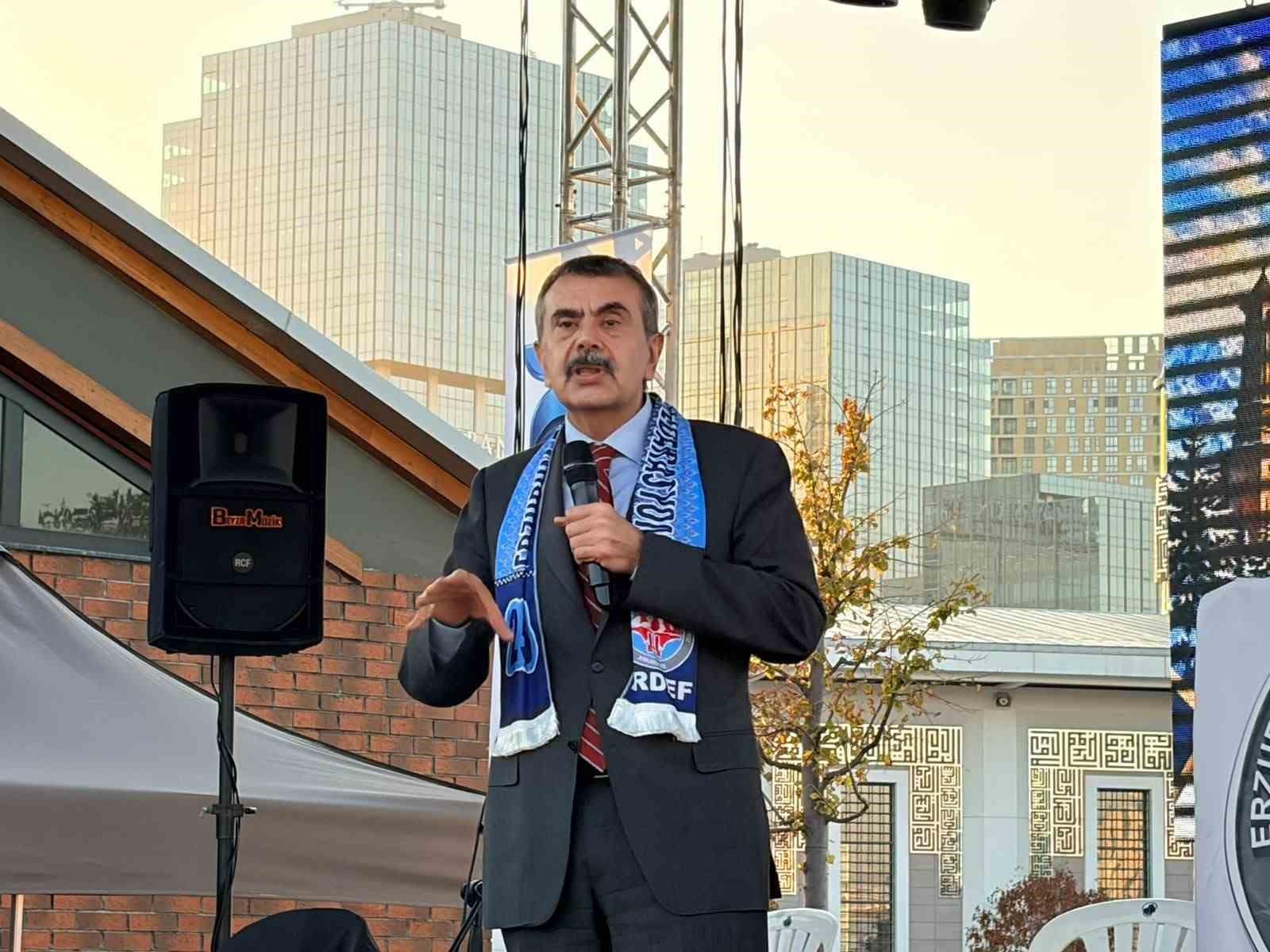 Bakan Tekin: "Sosyal medyada hem içerik üreticileri hem de yapımcı şirketler yeterince hassas davranmıyorlar"