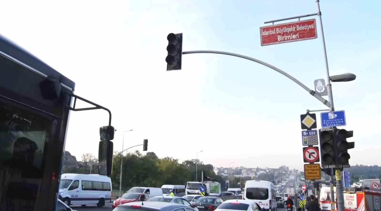 Eyüpsultan’da kazada 4 kişi yaralandı: Baba kızına sarıldı, olay yerine gelen anne fenalaştı