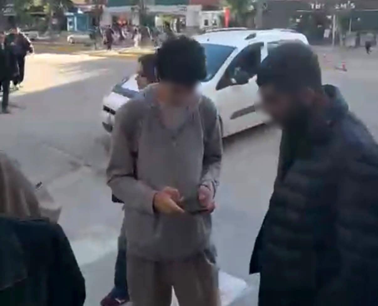 Tespih sattığını iddia ederek öğrenciden para talep eden şahıs kamerada