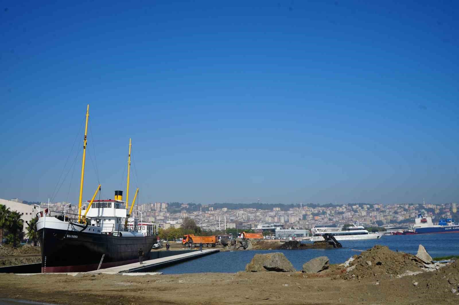 Karadan yürütülen Bandırma Vapuru Müzesi’nin yeni yerinde çalışmalar sürüyor