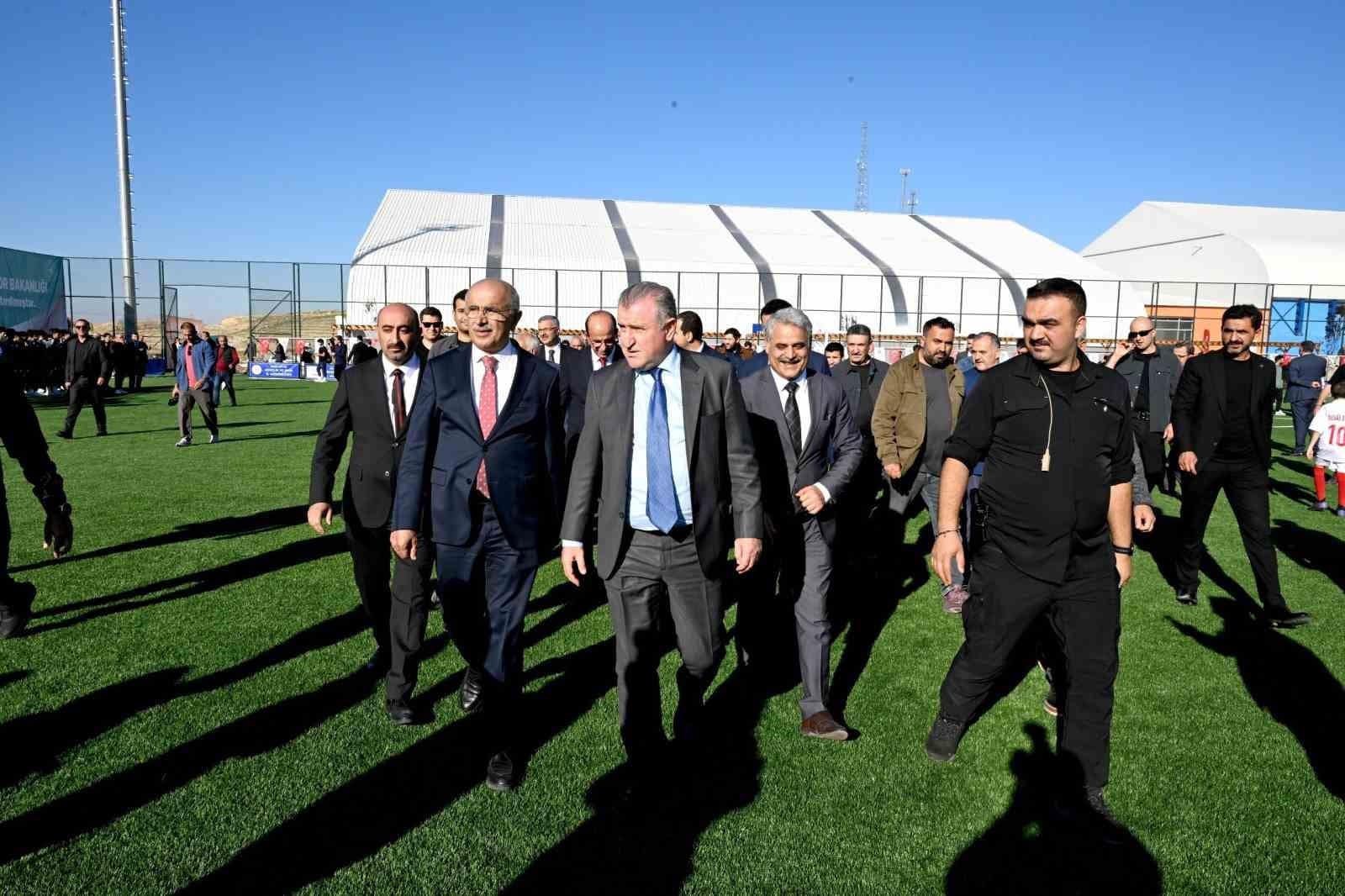 Bakan Bak’tan Melekbaba Spor Tesisi’ne tam not