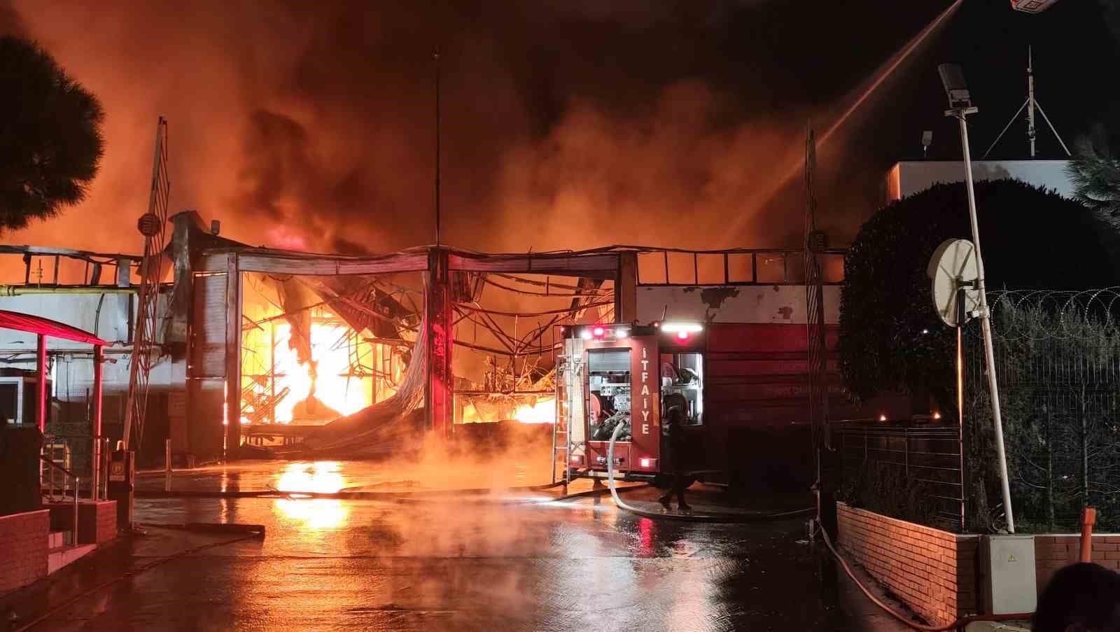 Manisa’da İnci Akü farikasında yangın