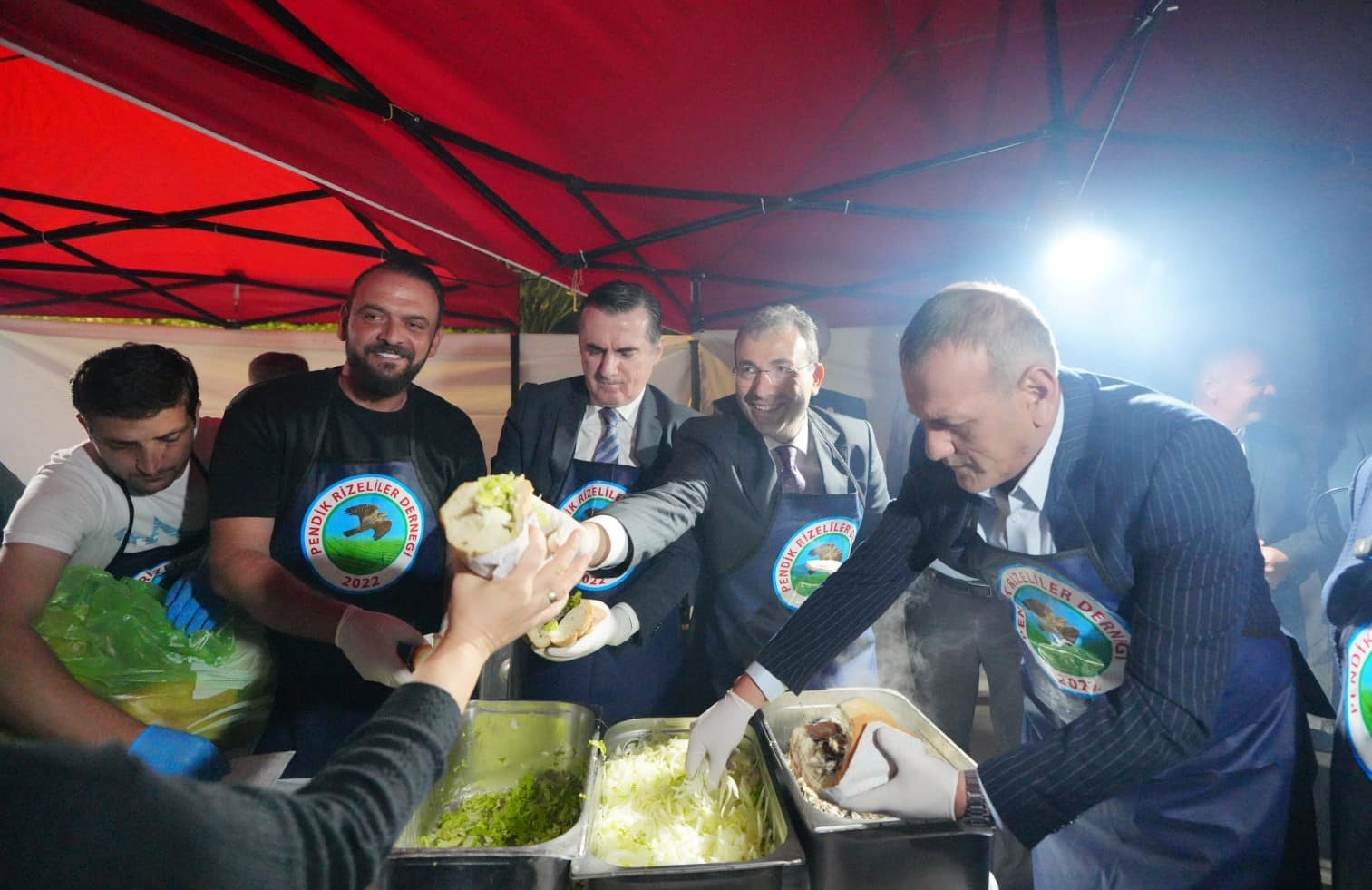 Karadeniz’in coşkusu hamsi lezzeti ve horon ile Pendik’e taşındı: 2.4 ton hamsi dağıtıldı