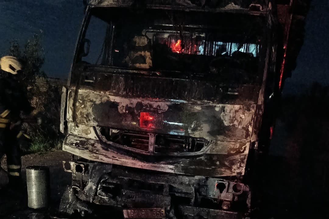 Vezirköprü’de odun yüklü kamyonda yangın çıktı