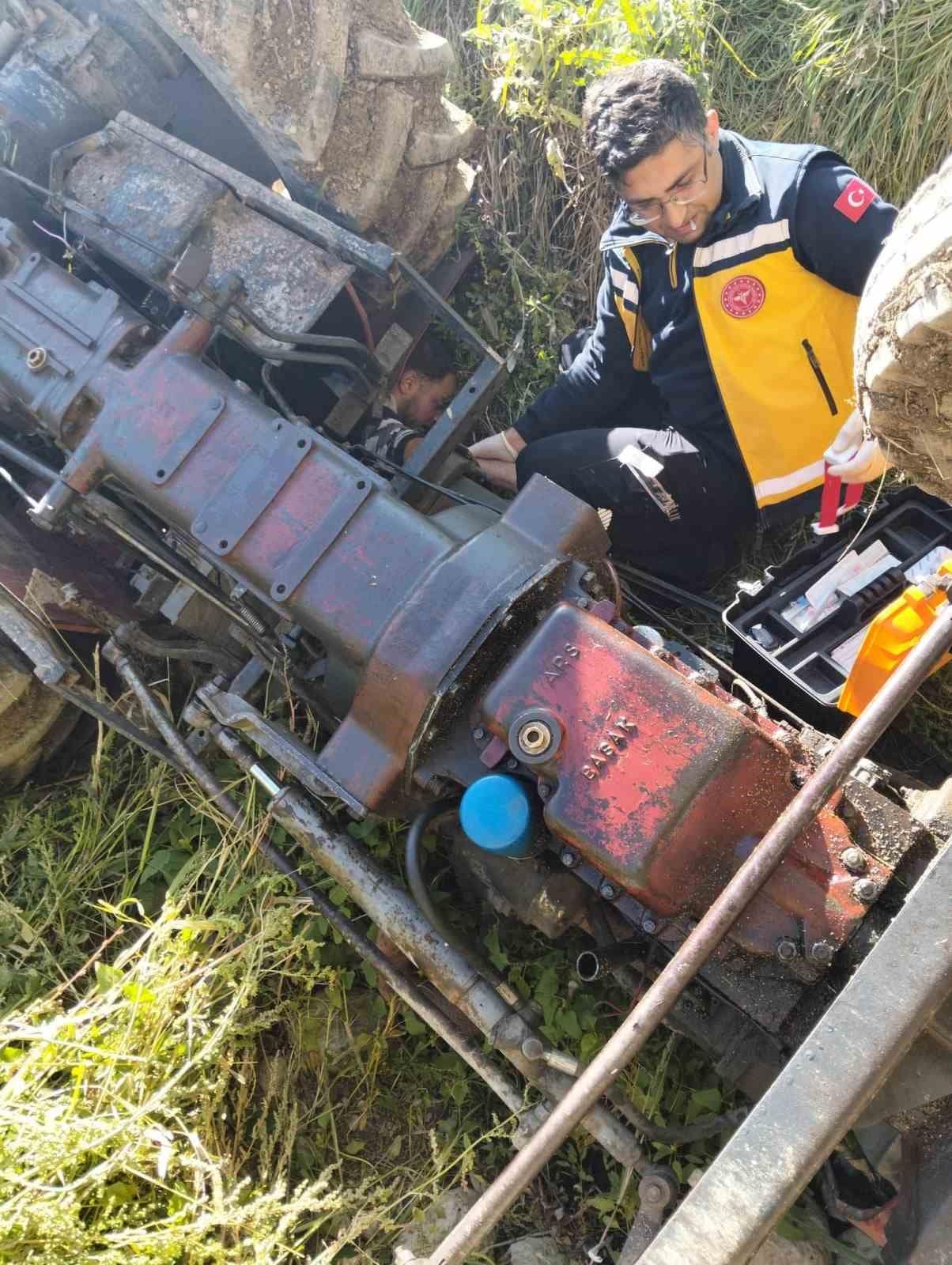 Devrilen traktörün altında kalan sürücü yaralandı