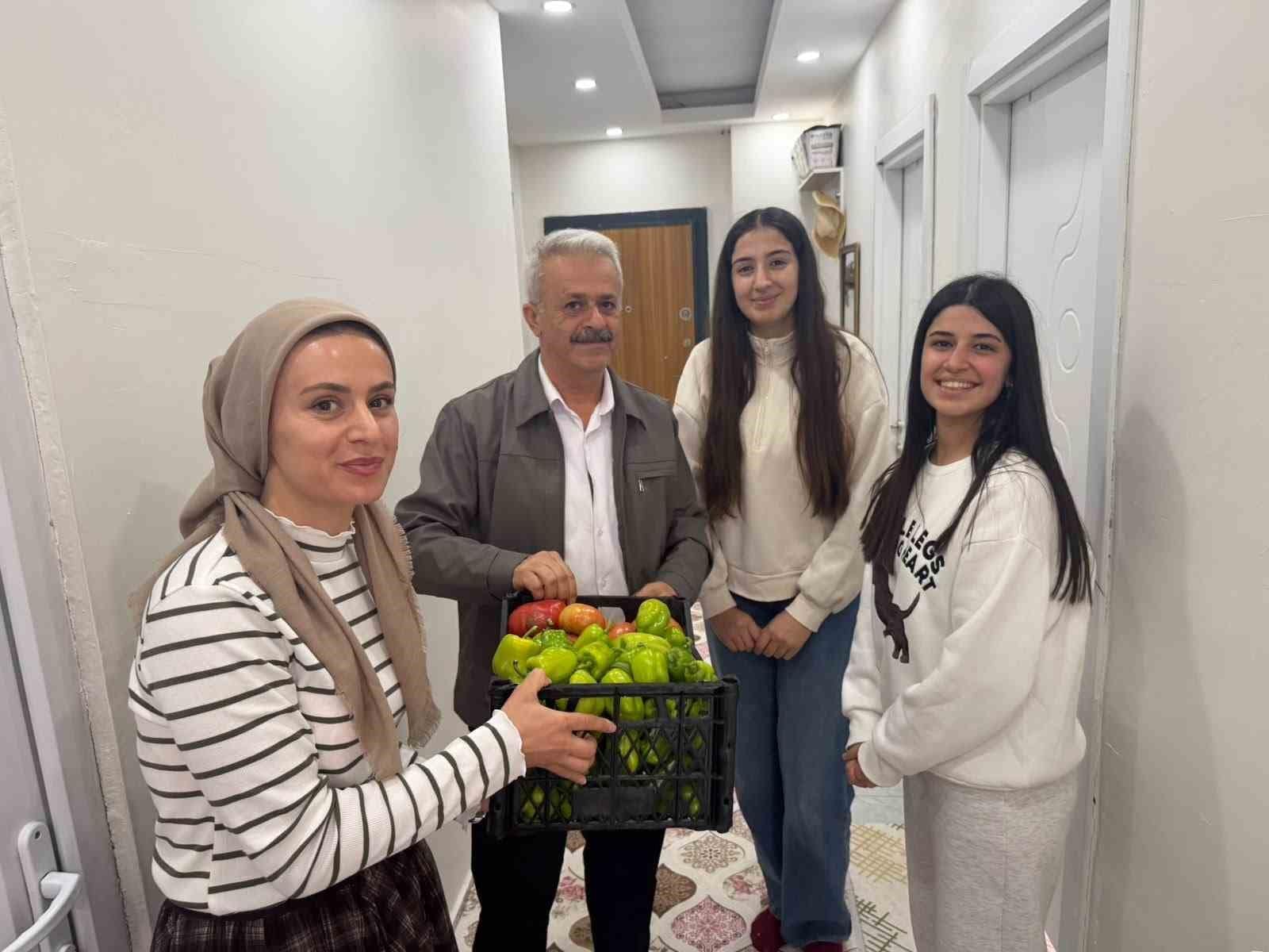 Sason’da kütüphane bahçesinde yetiştirilen sebzeler şehit aileleri ve ihtiyaç sahiplerine ulaştırıldı