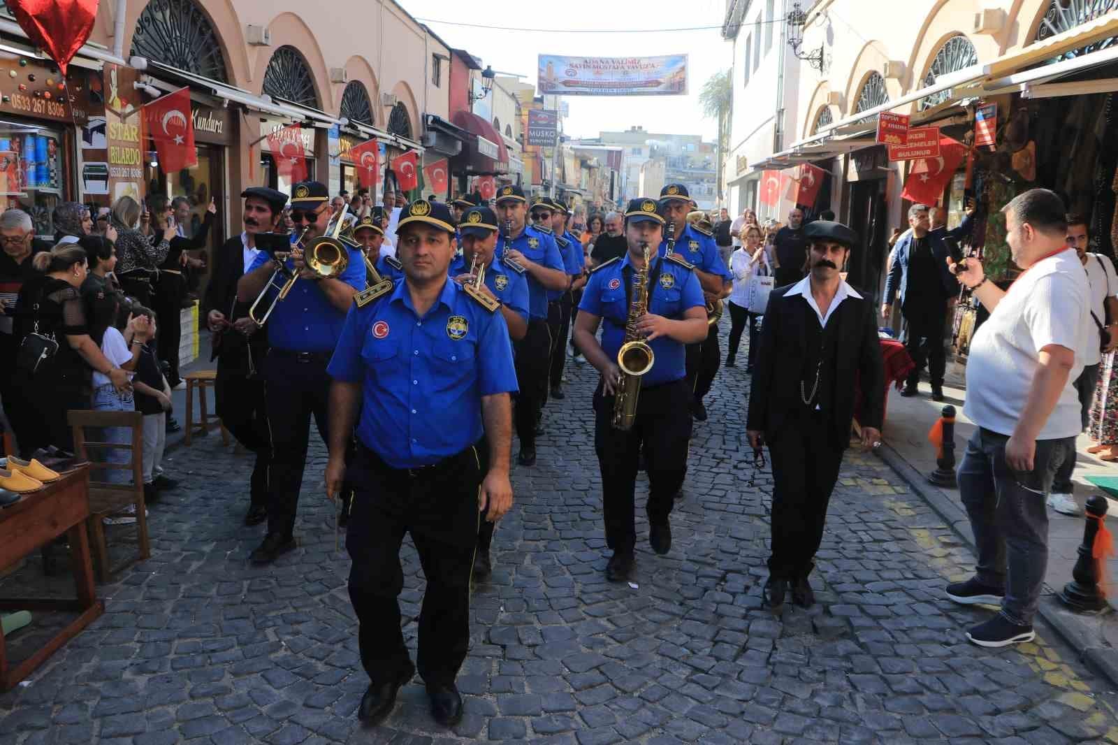 Turistler, tarihi caddede gönüllerince eğlendi