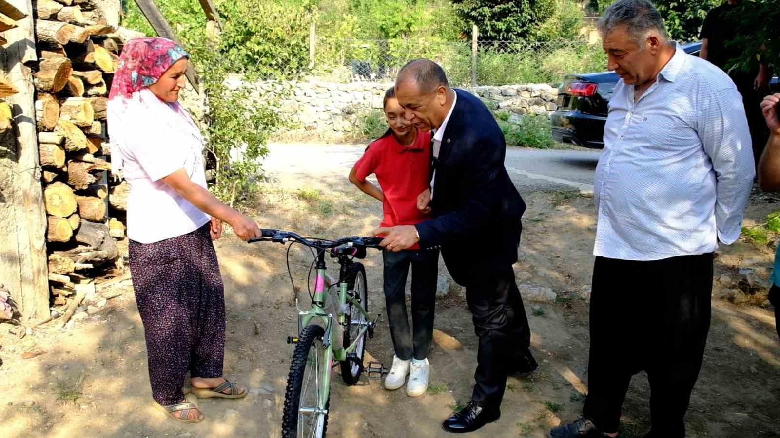Başkan sözünü tuttu, küçük kız bisikletine kavuştu