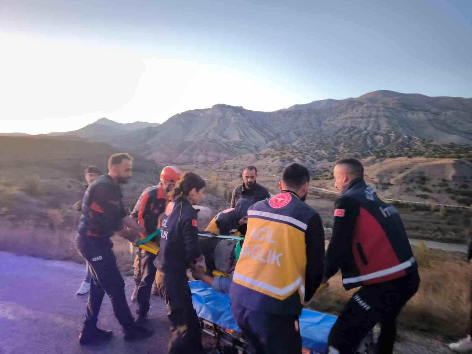 Erzincan’da traktörün altında sıkışan sürücüyü kurtarıldı