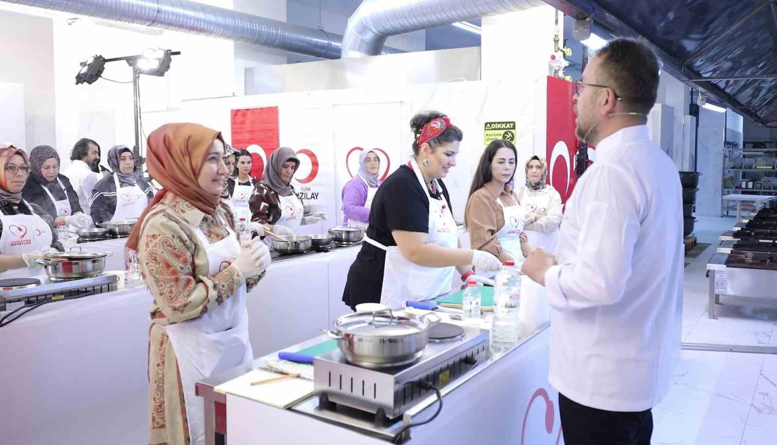 Türk Kızılay, depremden etkilenen Diyarbakırlı kadınları ünlü şeflerle buluşturdu