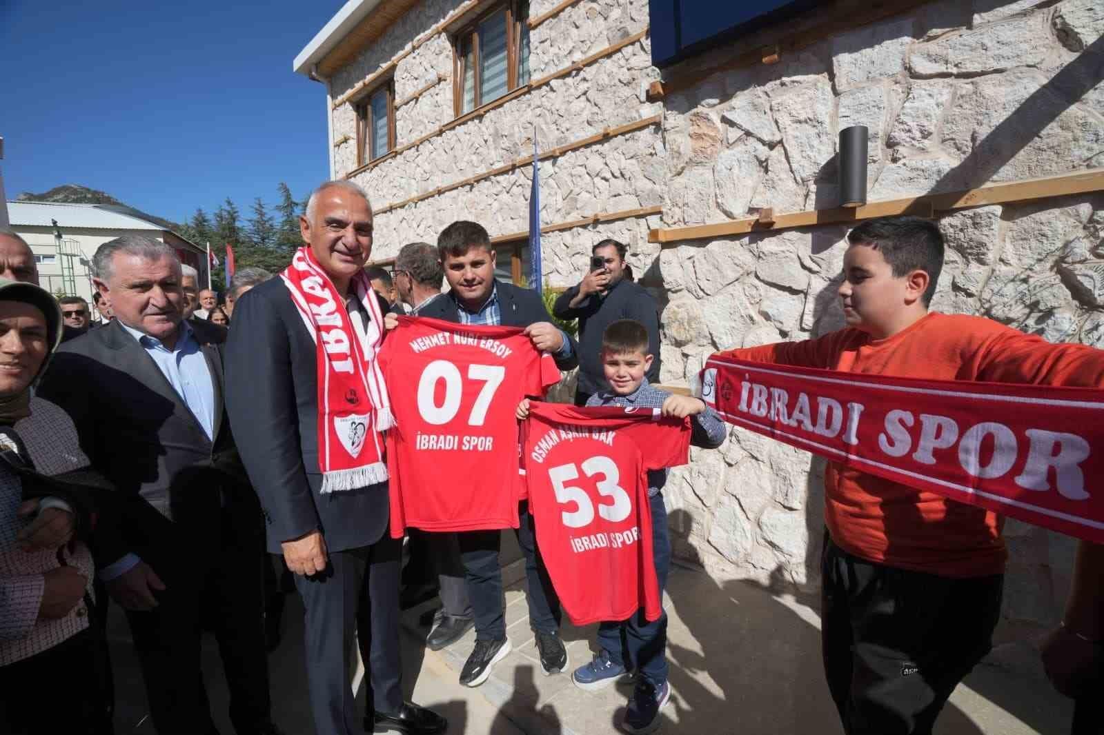Bakan Ersoy memleketi İbradı’da 2 yeni eserin açılışını yaptı