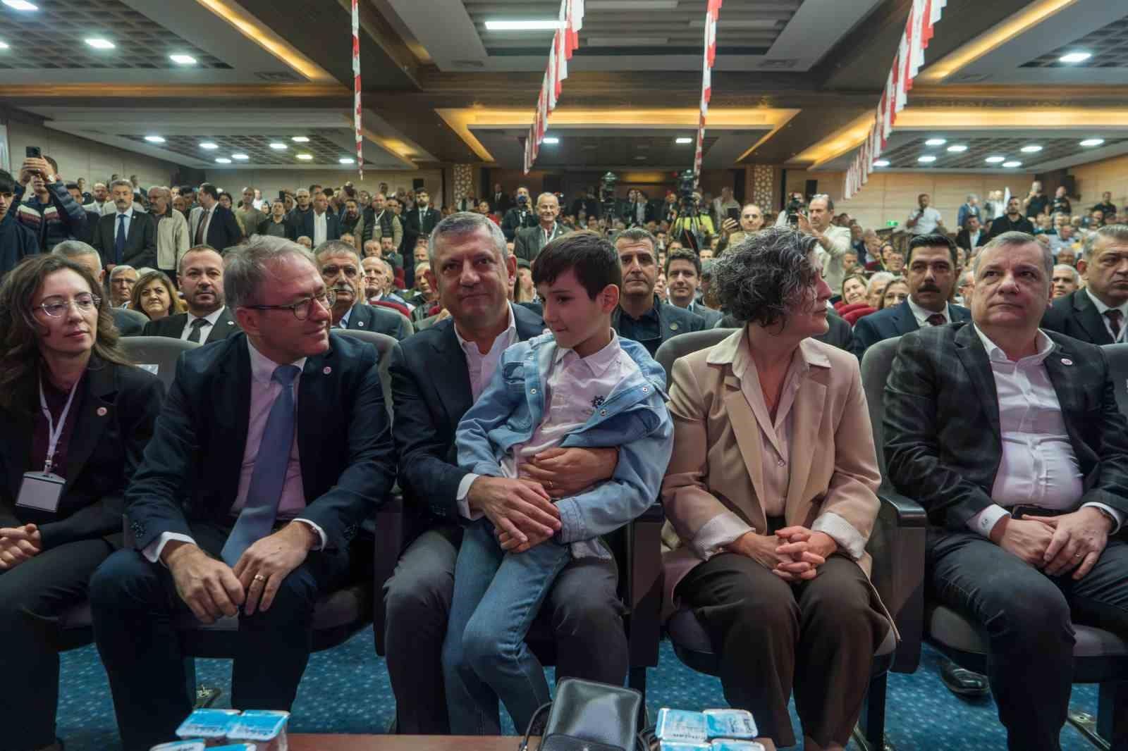 Özgür Özel’den Besim Dutlulu’nun ’parti değiştireceği’ iddialarına sert tepki