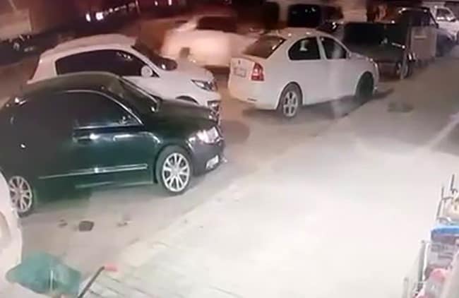 Erzurum’da direksiyonu kilitlenen aracın kaza anı kamerada
