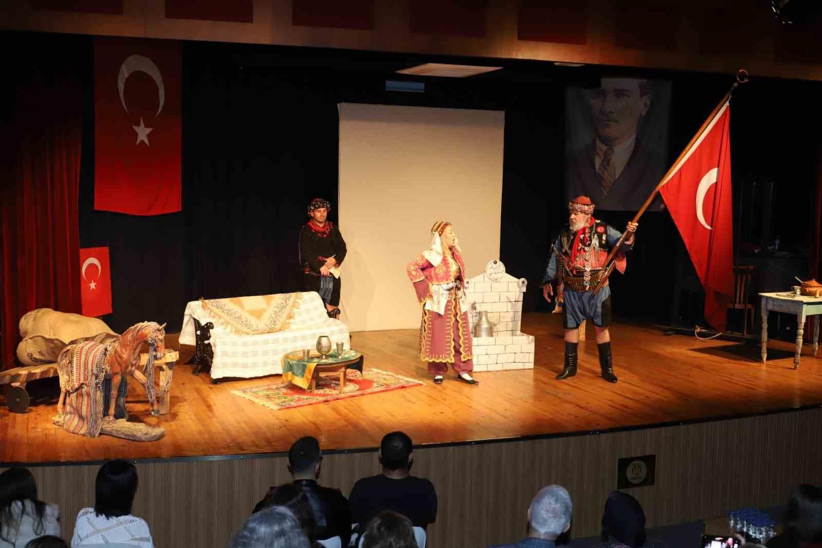 Nazilli’de ’Abide-i Aşk’ tiyatro oyunu sahnelendi