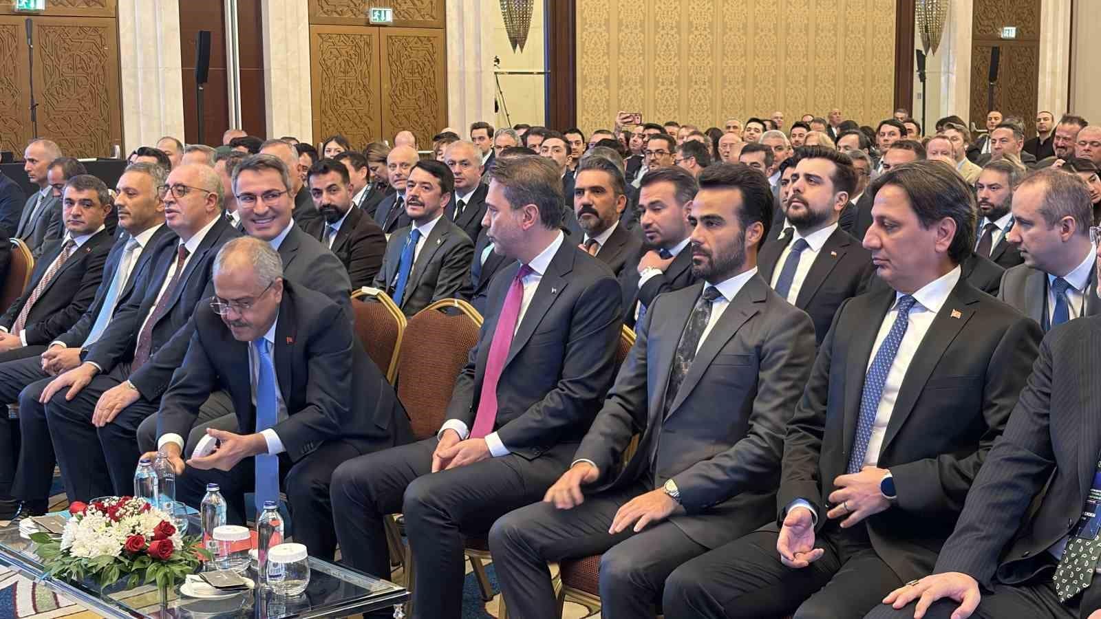 Bakan Bayraktar: "Milli Enerji 2040 kapsamında elektrik iletim ve dağıtım altyapımızda yaklaşık 100 milyar dolarlık bir yatırım öngörüyoruz"