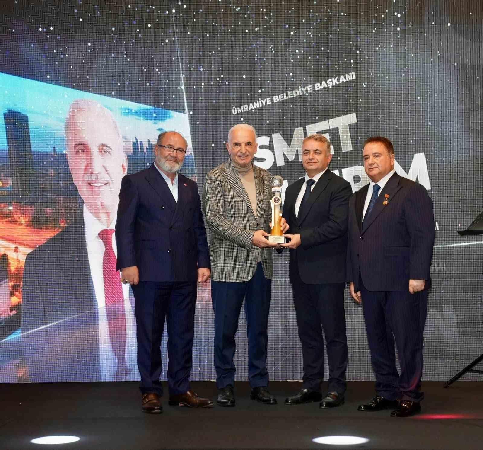 Ümraniye Belediye Başkanı Yıldırım’a "İstanbul’da Yılın Belediye Başkanı" ödülü