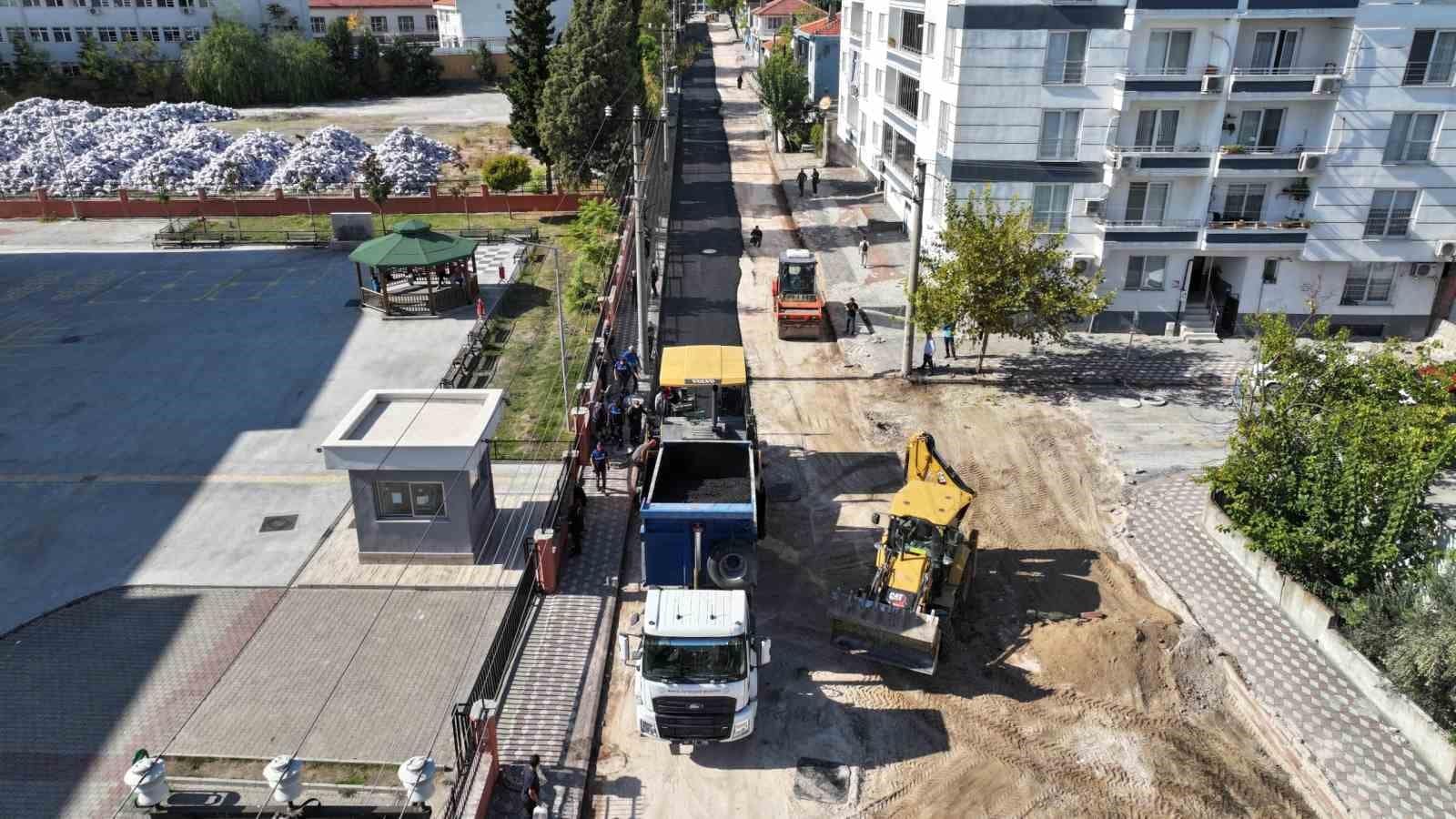 Kırkağaç’ta 1 kilometrelik yola 4 bin ton sıcak asfalt