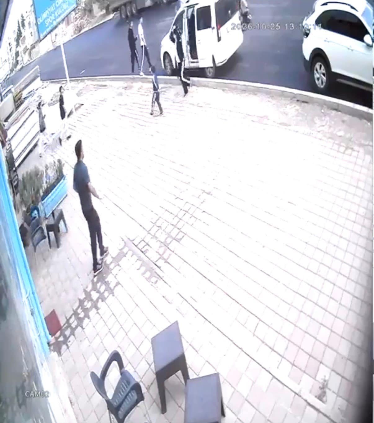 Mardin’de otomobilin çocuğa çarpma anı kamerada