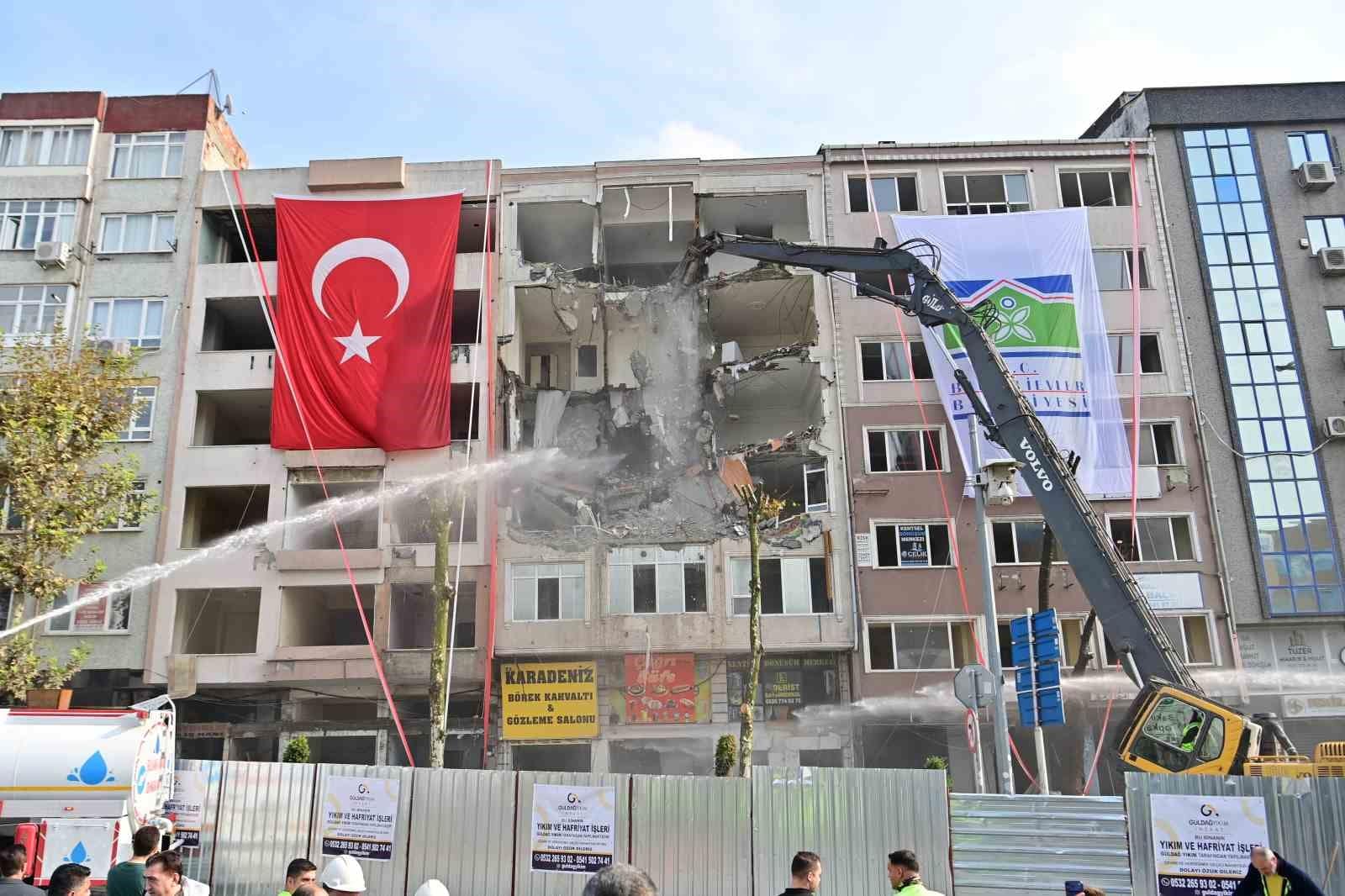Bahçelievler’de kentsel dönüşüm kapsamında 6 bininci binanın yıkımı gerçekleştirildi