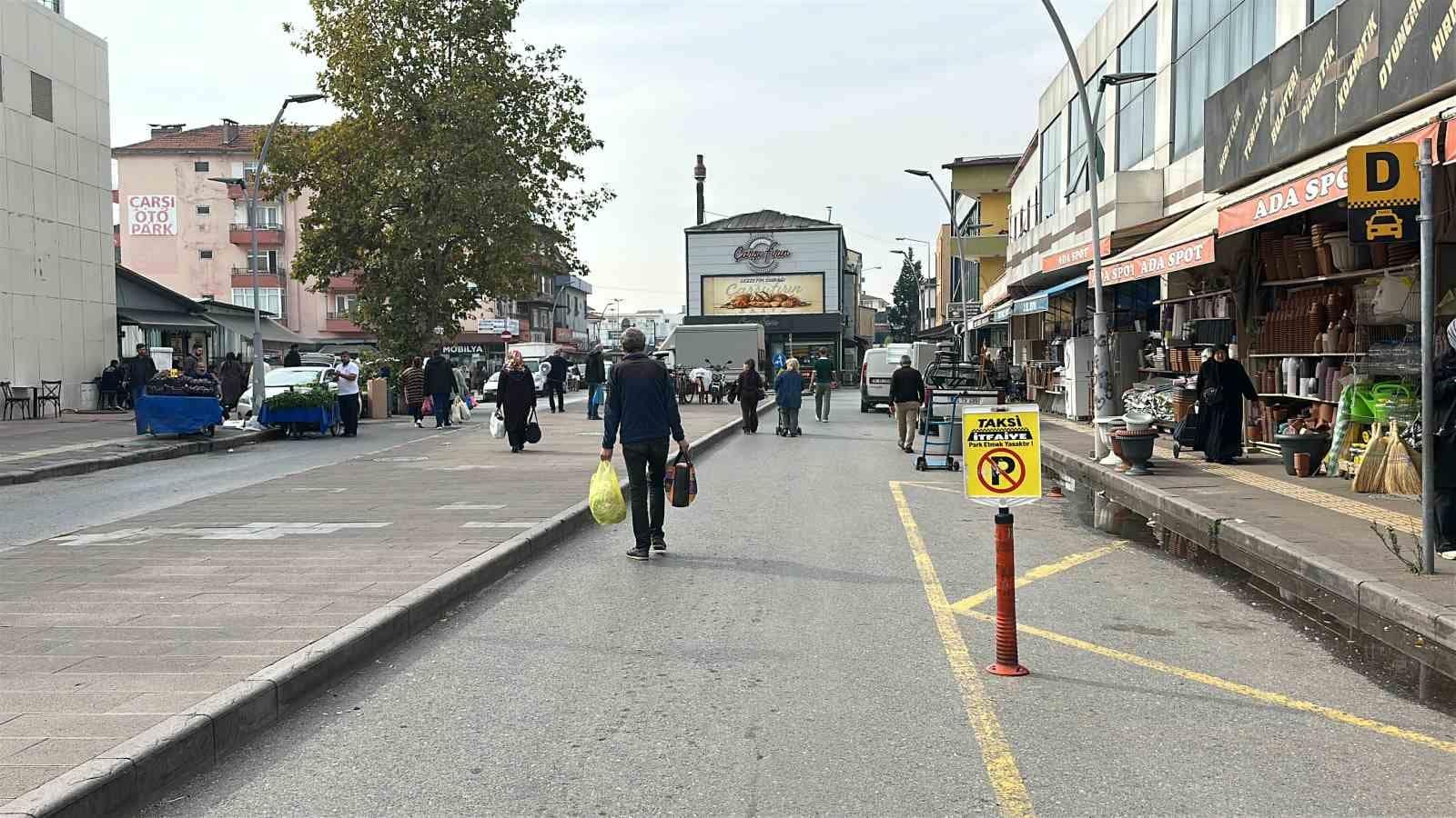 Dövüş antrenörü olduğunu söyleyen kadının yumruklu saldırısı kamerada