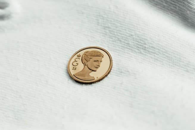 Belçika’da Prenses Elisabeth’in 25. yaşına özel altın hatıra parası ve posta pulu
