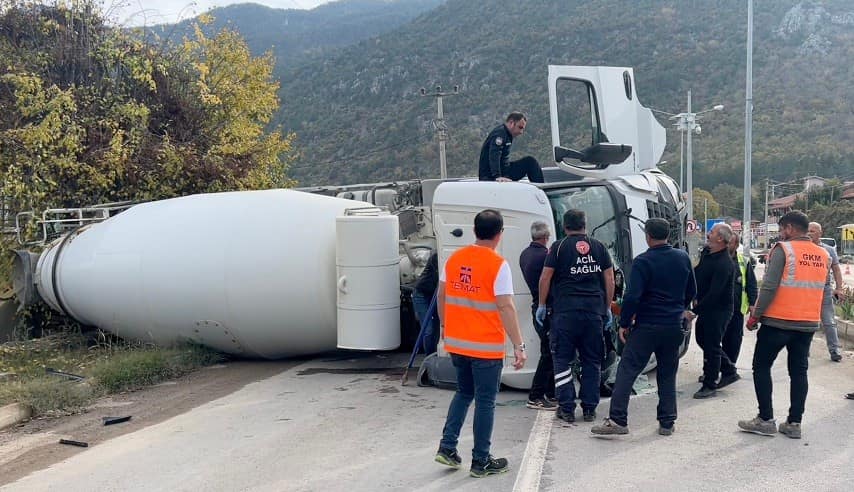 Freni boşalan beton mikseri otomobile çarpıp devrildi: 3 kişinin yaralandığı kaza kamerada
