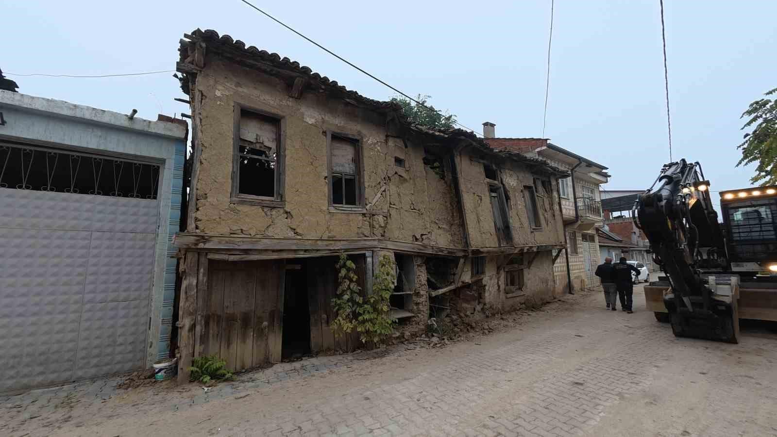 Yenişehir’in kırsal mahallelerindeki metruk binalar da yıkılıyor