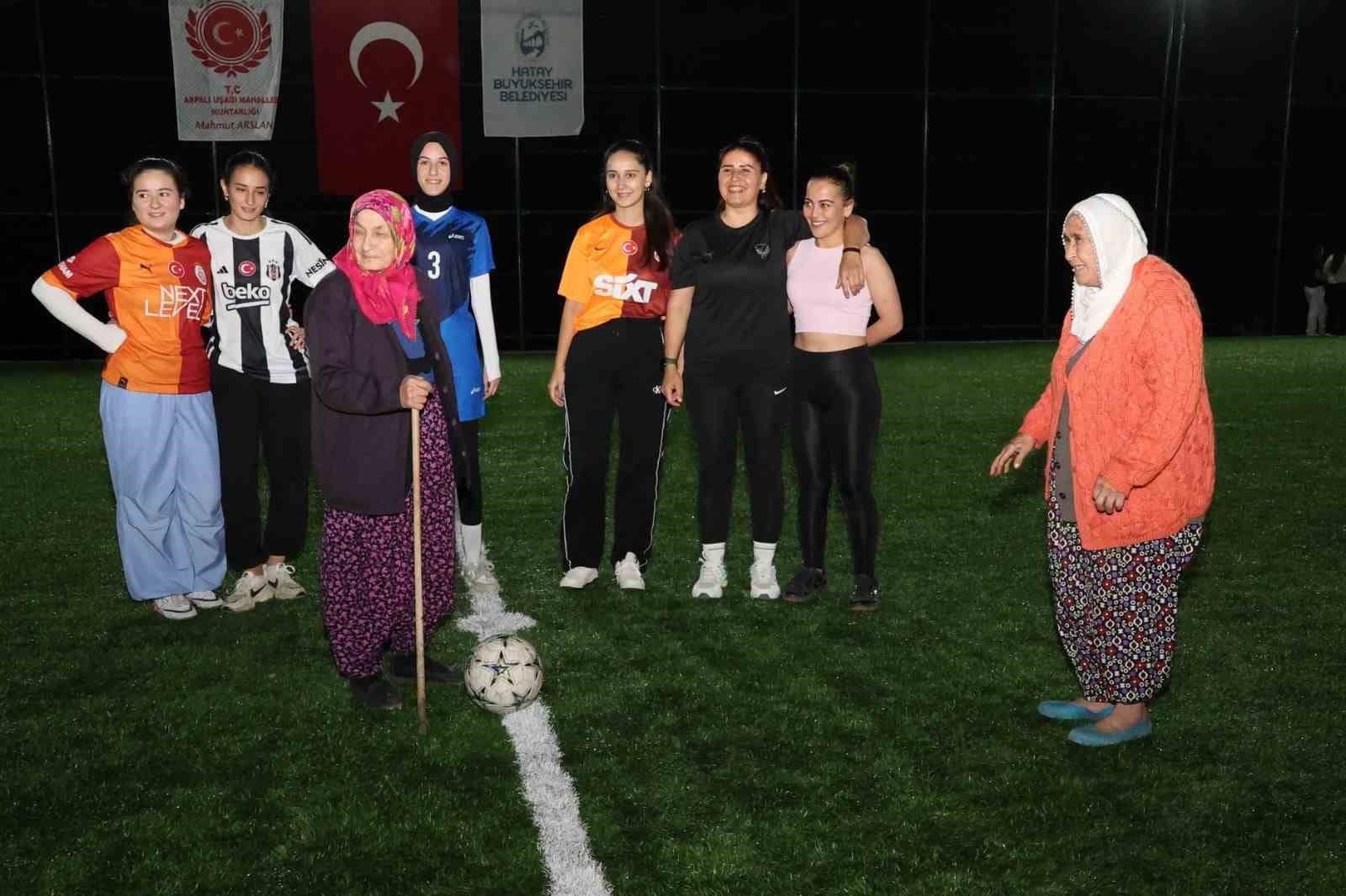 Başlama vuruşunu bastonlu teyzelerin yaptığı halı saha maçında kadınlar kıyasıya mücadele etti